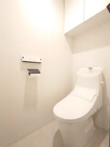 吊戸棚付きトイレ