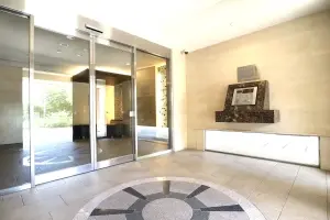 外部の侵入を防いでくれるオートロック付き。