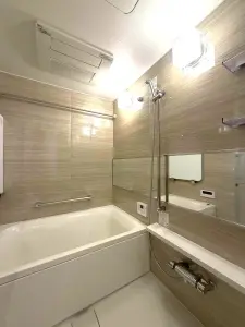 浴室換気乾燥機が設置されています。季節や天候を問わず、いつでも快適に利用可能です