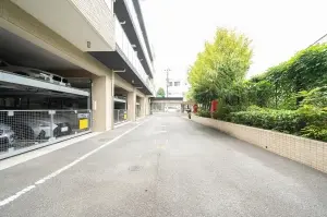 駐車場（使用料２６，０００～３０，０００円／月額）