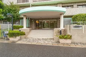 皆様を出迎えるマンションエントランス