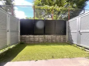 柵があるためプライバシーを確保