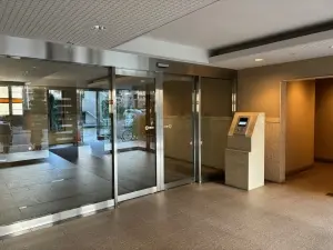 不審者や勧誘員などが建物内に立ち入るのを防いでくれるオートロック付き。
