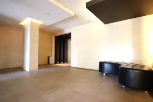 エントランスロビーにはソファが設置されています。