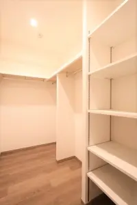 ハンガーパイプのウォークインクロゼット