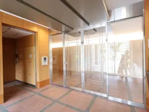 外部の方が建物内に立ち入るのを防いでくれるオートロック付き