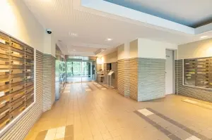 広々としたマンションエントランス（内部）