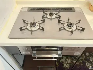 調理同時進行に便利な三口ガスコンロ搭載、グリル付きで毎日の料理が楽しく作業効率も向上。