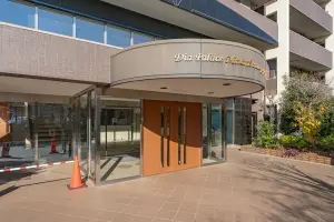 エントランスフロアはガラス張りにより、開放的でホテルライクな空間を演出します。