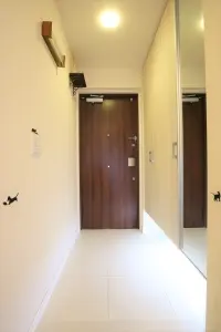 玄関扉はダブルロック、サムターン回し防止機能を採用。鏡があり、外出前に身だしなみのチェックができます