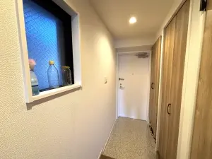 廊下に窓付きの玄関