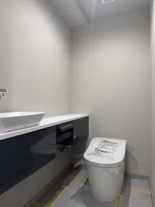独立型水栓が採用されており、水がはねにくいので、掃除の手間が軽減されます。