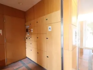 共用部に宅配ボックスがあるため、不在時にも荷物の受け取りが可能です