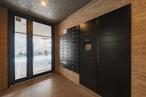 共用部に宅配ボックスがあるため、不在時にも荷物の受け取りが可能です。