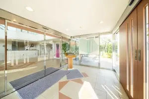 不審者や勧誘員などが建物内に立ち入るのを防いでくれるオートロック付き。