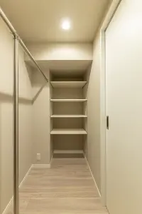 洋室1のウォークインクロゼットは約1.8帖ございます