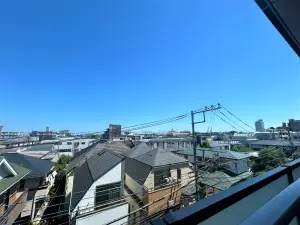 バルコニーからの眺望　（南東臨む）　眺望に関しては永続的に保証されるものではありません
