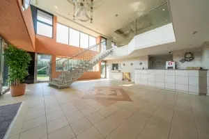 開放感がある2層吹き抜けのエントランスホールになります。