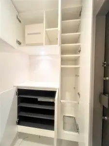 シューズボックス以外にも棚、傘等の収納スペースがございます