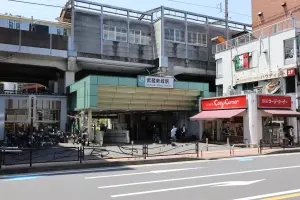 ＪＲ南武線「武蔵新城」駅北口。マンションから徒歩２分。