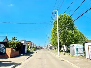 前面道路（南西側から北東側）