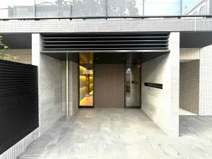 多彩な表情を醸し出すスクラッチを施したシンプルでありながらも質感のあるエントランス