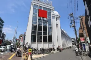 西友　武蔵新城店。マンションから約140ｍ。