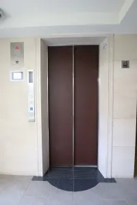 エレベーター。1階部分にはエレベーター内の様子を確認できるモニターが設置されております。