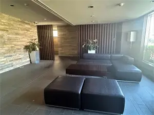来客時や待ち合わせにお使いいただけるソファが設置されています