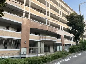 ガラス扉とタイル貼りが映えるエントランス、庇付きアプローチで雨の日の出入りも快適です。
