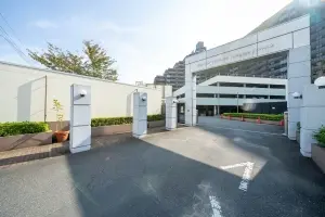 車の出入り口にはセキュリティ対策を施しているチェーンゲート付き