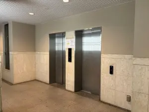 マンション内に2基のエレベーターが備わっています。忙しい朝の時間帯もスムーズに移動できます。