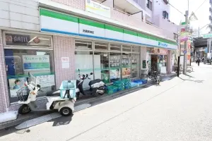 ファミリーマート武蔵新城店。マンションから約40ｍ。