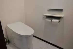 温水洗浄便座付きのトイレ