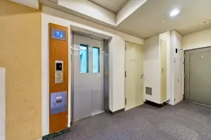 エレベーターホール　モニター付