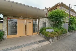 屋根付きのマンションエントランスです