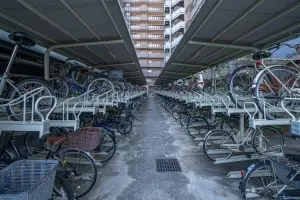 屋根が設けられているため、雨風から自転車を守ってくれます。(月額無料)