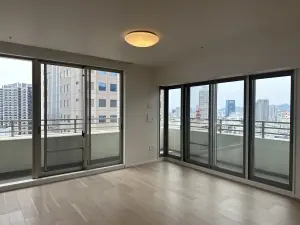 陽光が差し込む、明るい空間。ご家族皆様でゆったりとお寛ぎいただけます。