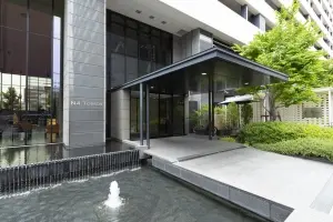 エントランスには水と緑の演出がございます