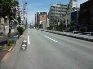 前面道路から東側を撮影