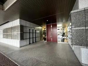 御影石を使用した重厚感のあるエントランス