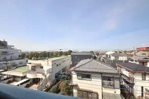 リビング窓から見た西側の眺望（眺望は永続的に保証されるものではありません）