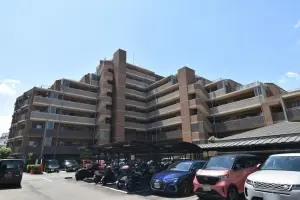 L字型の存在感のあるマンションです