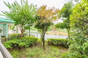 バルコニー先には、敷地内空地（緑地）・フェンスがあり、防犯面にも配慮されたお部屋位置です。