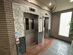 エレベータ二基