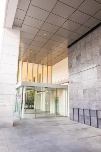 マスターズエントランス。不審者や勧誘員などが建物内に立ち入るのを防いでくれるオートロック付きです。