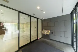 外部の方が建物内に立ち入るのを防いでくれるオートロック付き