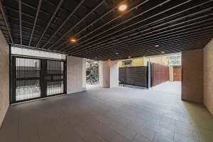 広々としたエントランスアプローチは開放的でホテルライクな空間を演出します。