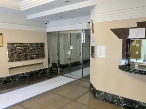 不審者や勧誘員などが建物内に立ち入るのを防いでくれるオートロックシステム付きです。