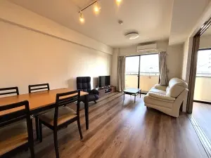 南東向きで明るいリビングダイニング